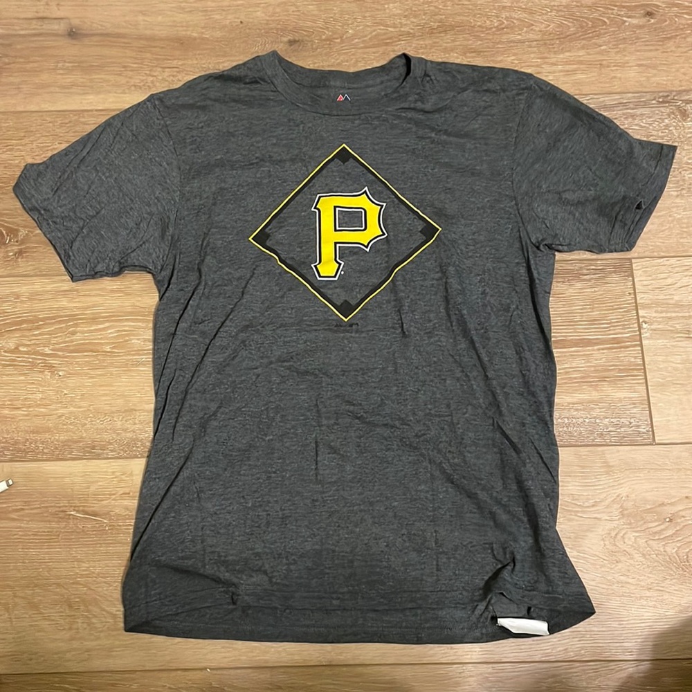 Pittsburgh Pirates t-shirt - Adult Medium Size - NEED GONE SOON, MAKE AN OFFER